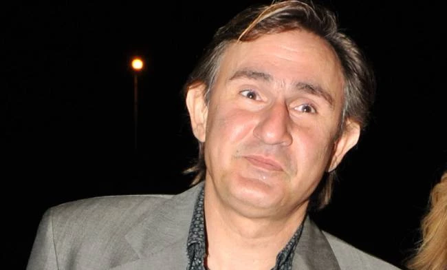 Άκης Σακελλαρίου: Σοβαρή η κατάσταση του ηθοποιού που νοσηλεύεται σε ΜΕΘ από τη νόσο των λεγεωναρίων